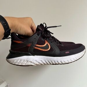 Nike Womens Legend React 2 Sneakers